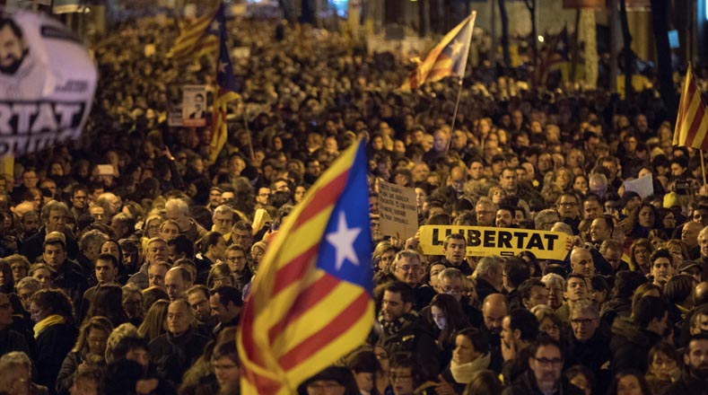 El magistrado del Tribunal, Pablo Llarena, dictó la prisión preventiva por "riesgo de fuga" ante el supuesto delito de desobediencias de cinco exmiembros del Parlamento catalán.