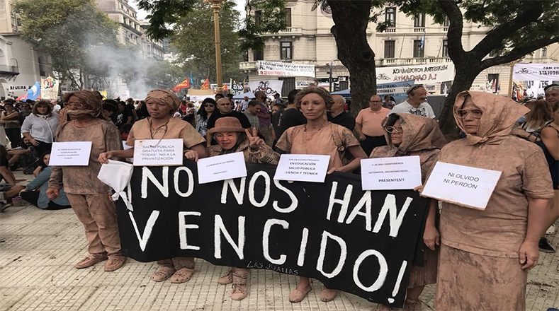 Los manifestantes también protestan contra las medidas beneficiarias que el Gobierno de Macri ha otorgado a los genocidas de la dictadura,