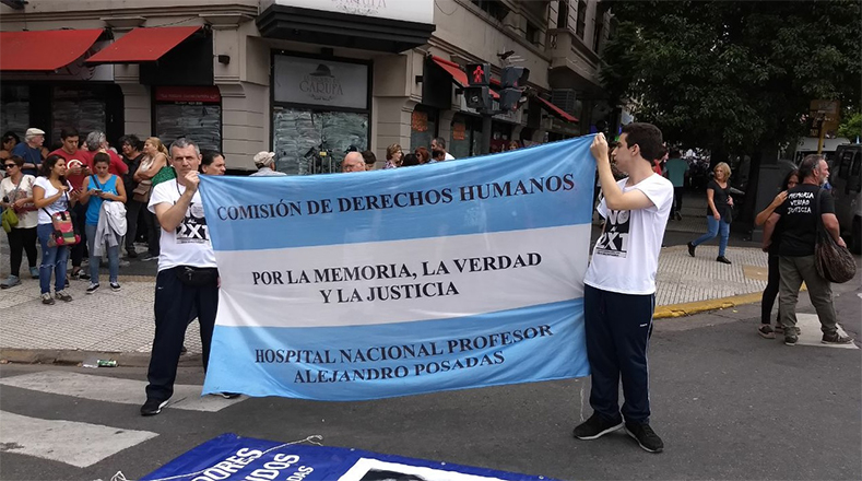 Los manifestantes también exigen justicia por los desaparecidos y asesinados bajo el Gobierno de Mauricio Macri.