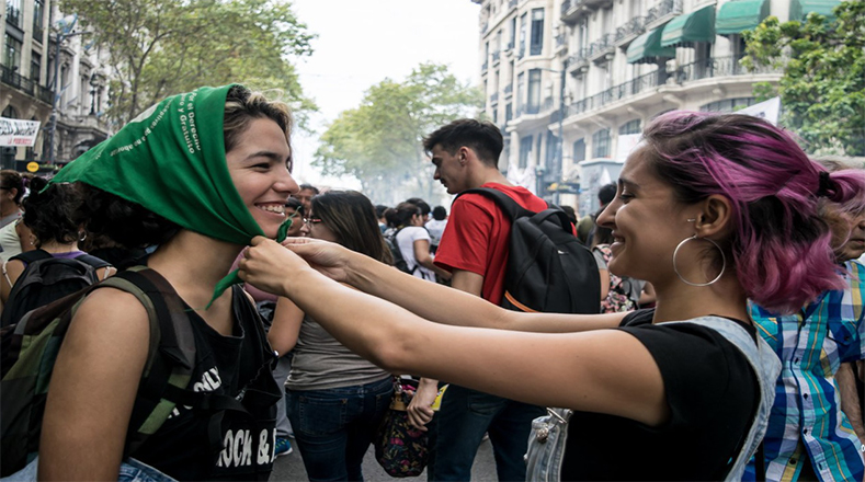 Jóvenes participan en la manifestación utilizando símbolos alusivas a las Abuelas de la Plaza de Mayo.
