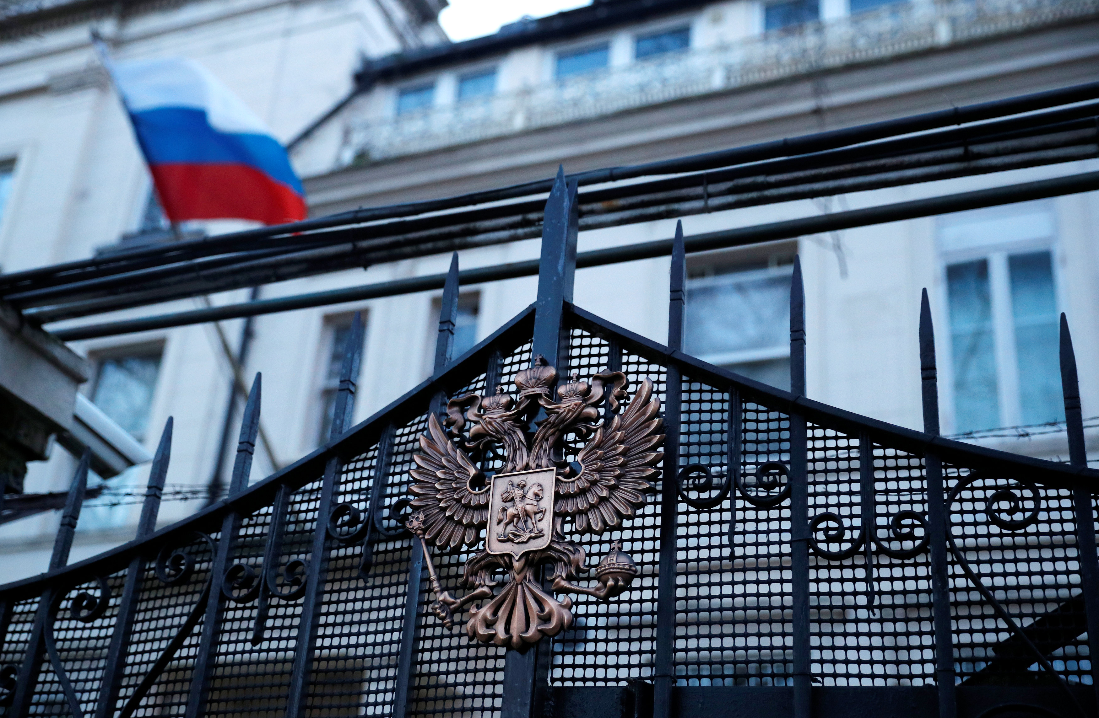 El embajador de Rusia en Reino Unido, Alexandr Yakovenko, ha expresado que Londres viola la Convención de Viena al no permitir que Rusia forme parte de las investigaciones.