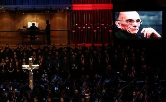 An urn was placed on the stage, surrounded by the Guard of Honor and the musicians who accompanied him at the Orchestra the great maestro founded.