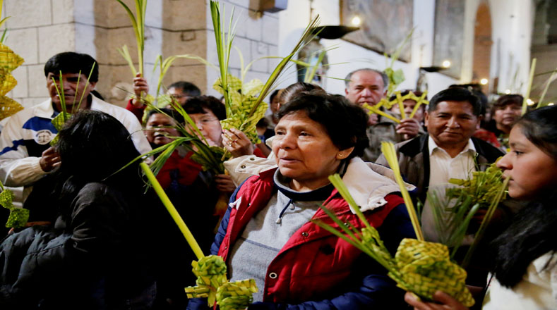 Durante la Semana Santa, también destaca en esa nación andina la peregrinación a pie de miles de personas durante dos o tres días que separan los 150 kilómetros de la ciudad de La Paz hasta el Santuario de la Virgen de Copacabana.