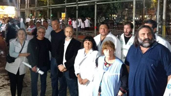 Los docentes instalarán una carpa blanca frente al edificio de la Gobernación en La Plata, ciudad capital de Buenos Aires.