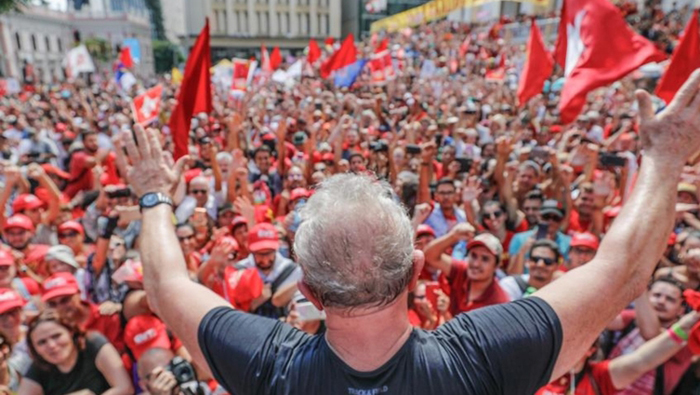Lula atrae cada vez a más seguidores en sus caravanas por Brasil. Actualmente recorre el sur del país.