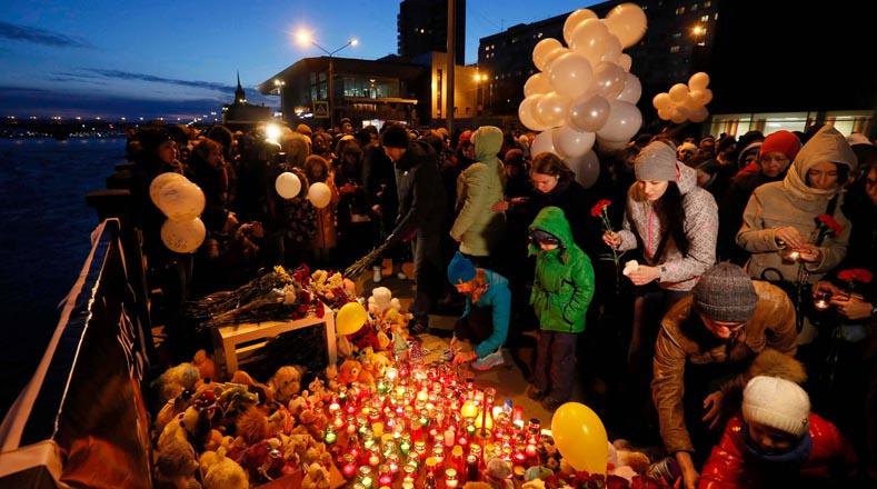 Miles de rusos homenajean a víctimas de incendio en Kémerovo