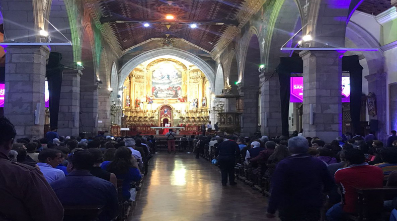Feligreses católicos se concentran en la Catedral Metropolitana de Quito para realizar la tradición romana  llamada Arrastre de Caudas para rendir homenaje a Jesucristo tras celebrarse la Semana Santa.