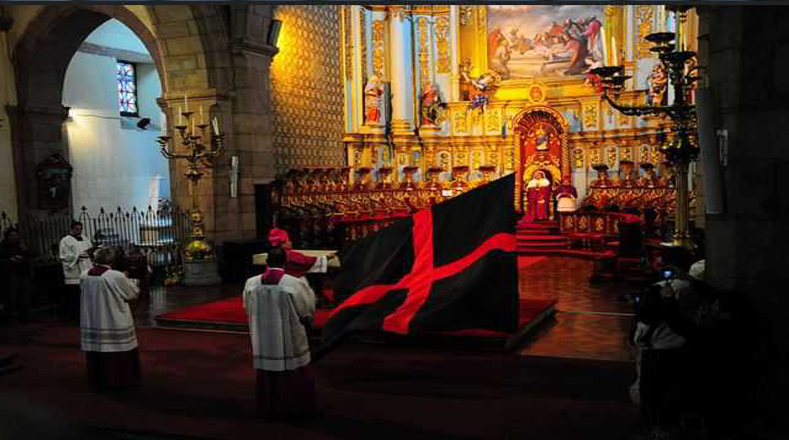 Este rito consiste en que el Arzobispo junto a 24 religiosos realizan un acto referente a lo que vivió Jesús al morir.