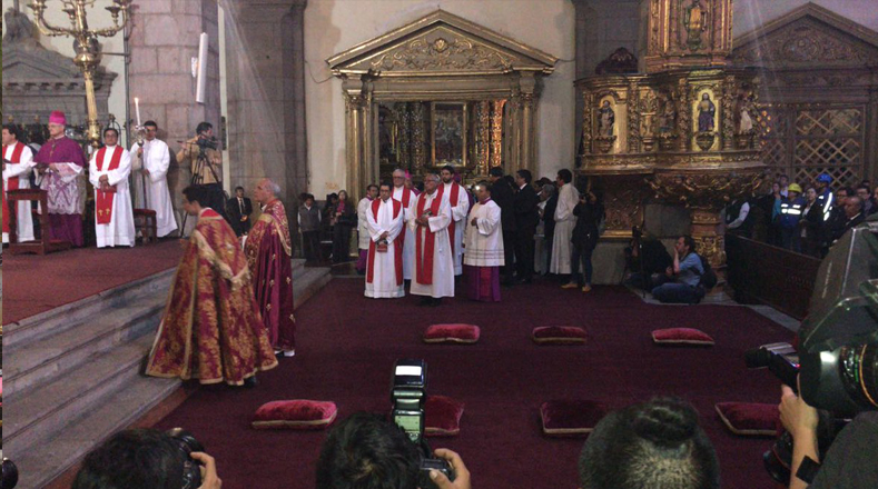 Luego el Arzobispo golpea el asta de la bandera tres veces en el suelo, para anunciar que la ceremonia concluyó y es bendecido la iglesia y los feligreses con el crucifijo de Cristo.