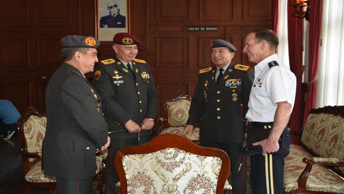 El teniente general del Comando Sur, Joseph P. DiSalvo (D), se reunió con integrantes de las Fuerzas Armadas de Ecuador.