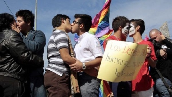 Dozens of LBGT couples coordinated a public display of affection to demand equality in Lima, February 2017