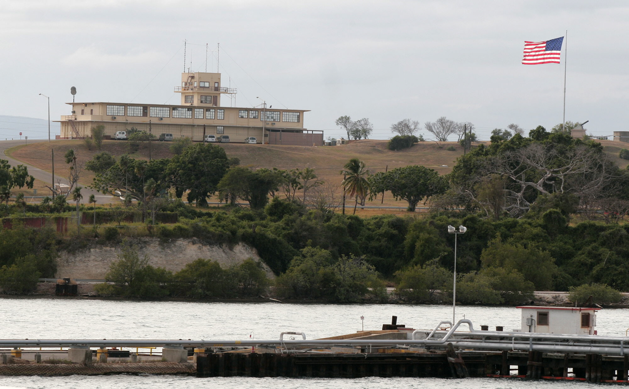 Estados Unidos asentó la Base Naval de la Bahía de Guantánamo a inicios de siglo XX en la provincia cubana.