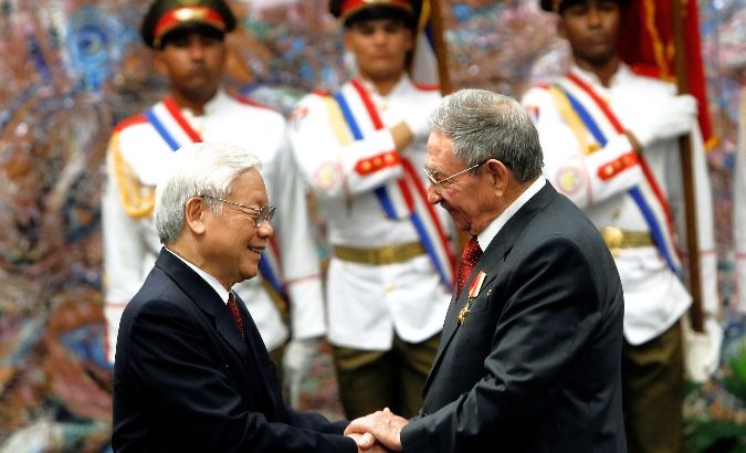 PCV's Nguyen Phu Trong (L) and Cuban President Raul Castro were parties to the signing of some nine agreements.
