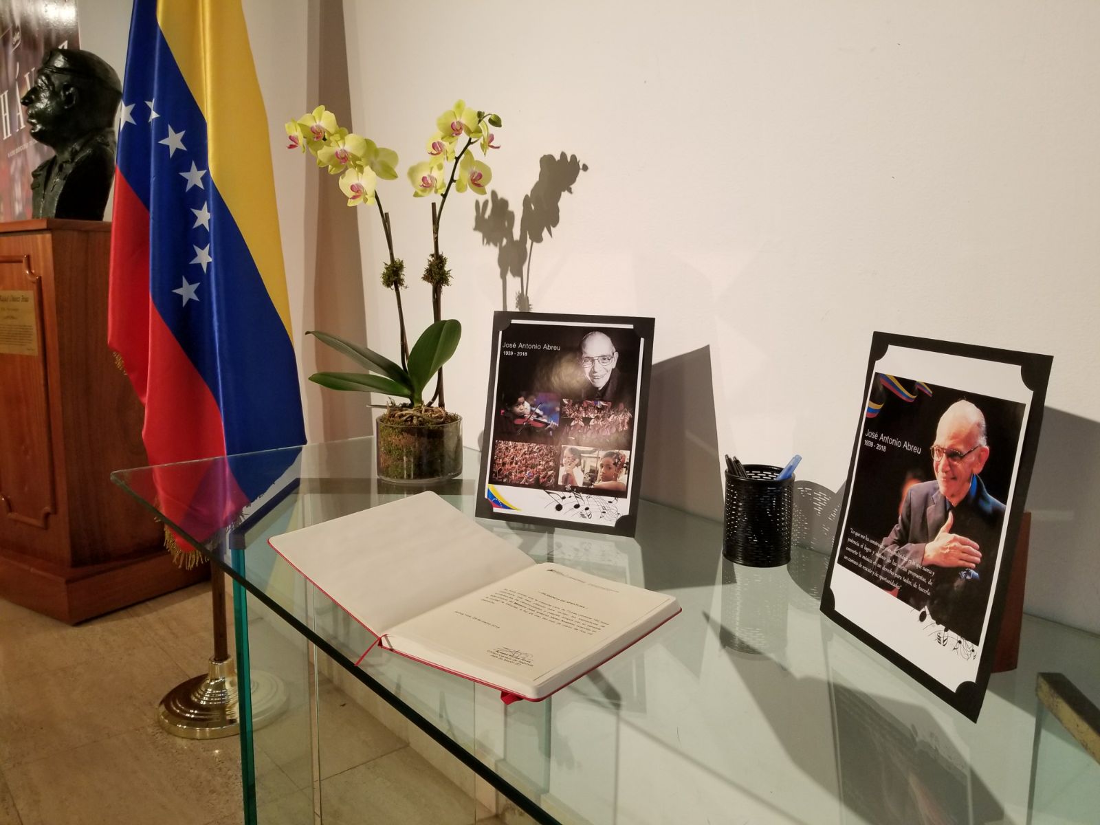 El Consulado de Venezuela en Nueva York, Estados Unidos, abrió el libro de condolencias en honor al Maestro José Antonio Abreu.