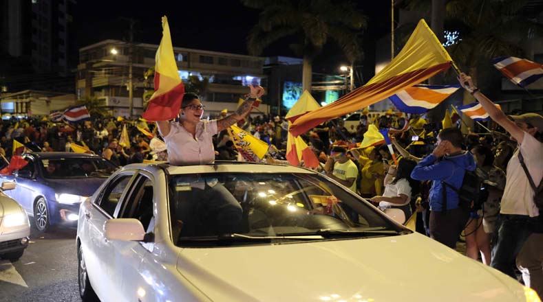 En la capital costarricense (San José) varias personas salieron a las calles con sus vehículos para festejar el resultado.