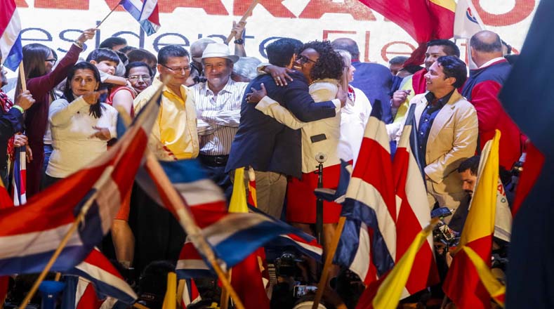 En la tarima dispuesta para el evento, el presidente electo de Costa Rica, Carlos Alvardo (c), del Partido Acción Ciudadana, se abrazó con la vicepresidenta electa, Epsy Campbell (c-d).