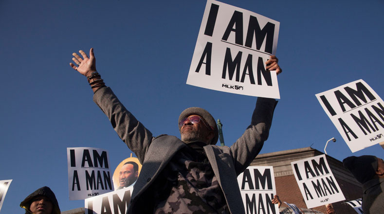 Con carteles que rezan "soy un hombre", los estadounidenses recordaron la participación de Martin Luther King en la huelga de los trabajadores sanitarios en 1968. 
