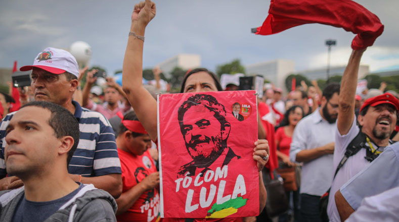 Juristas brasileños advirtieron del debilitamiento de la democracia en Brasil y denunciaron la persecución judicial de la que es víctima Lula da Silva.