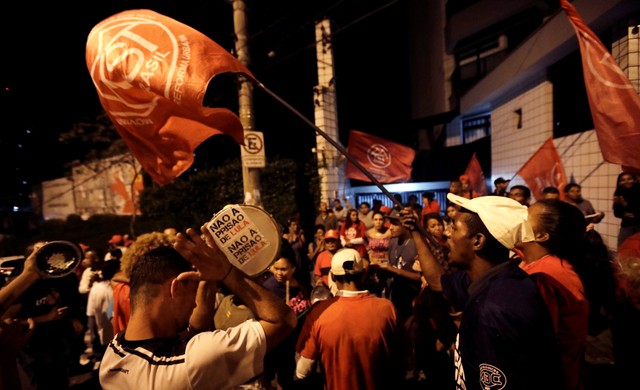 Supporters of former Brazil president Luiz Inacio Lula da Silva shout slogans in front of his flat while the Supreme Court issues its final decision about his habeas corpus plea, in Sao Bernardo do Campo, Brazil April 4, 2018.
