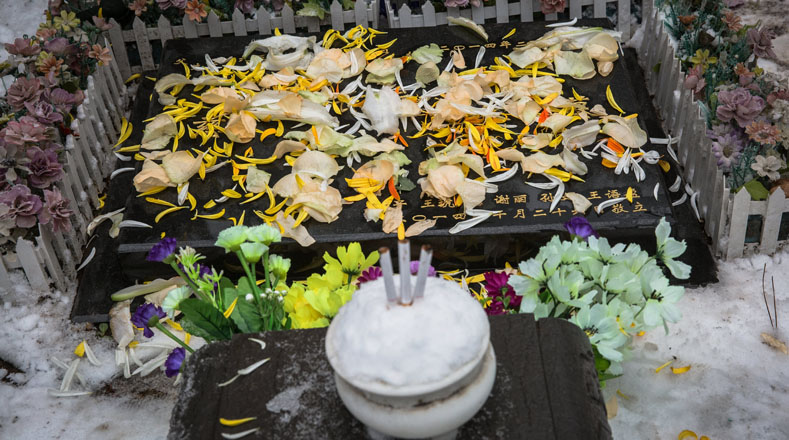 La tradición se lleva a cabo entre el 5 y 7 de abril, en estos día se limpian las tumbas de los ancestros y se les ofrece algo que al difunto les gustaba mucho por lo general son flores o comida.