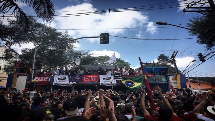 Al conocer la decisión del magistrado Sergio Moro, miles de personas salieron a las calles para rechazar la medida y reiterar el respaldo a Lula.