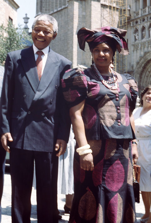 Nomzamo Winifred Madikizela nació en 1936 en Bizana y luego se trasladó a Johannesburgo, se casó con el líder antiracista Nelson Mandela y se dedicó a lucha por la defensa de los derechos de la mayoría negra.     