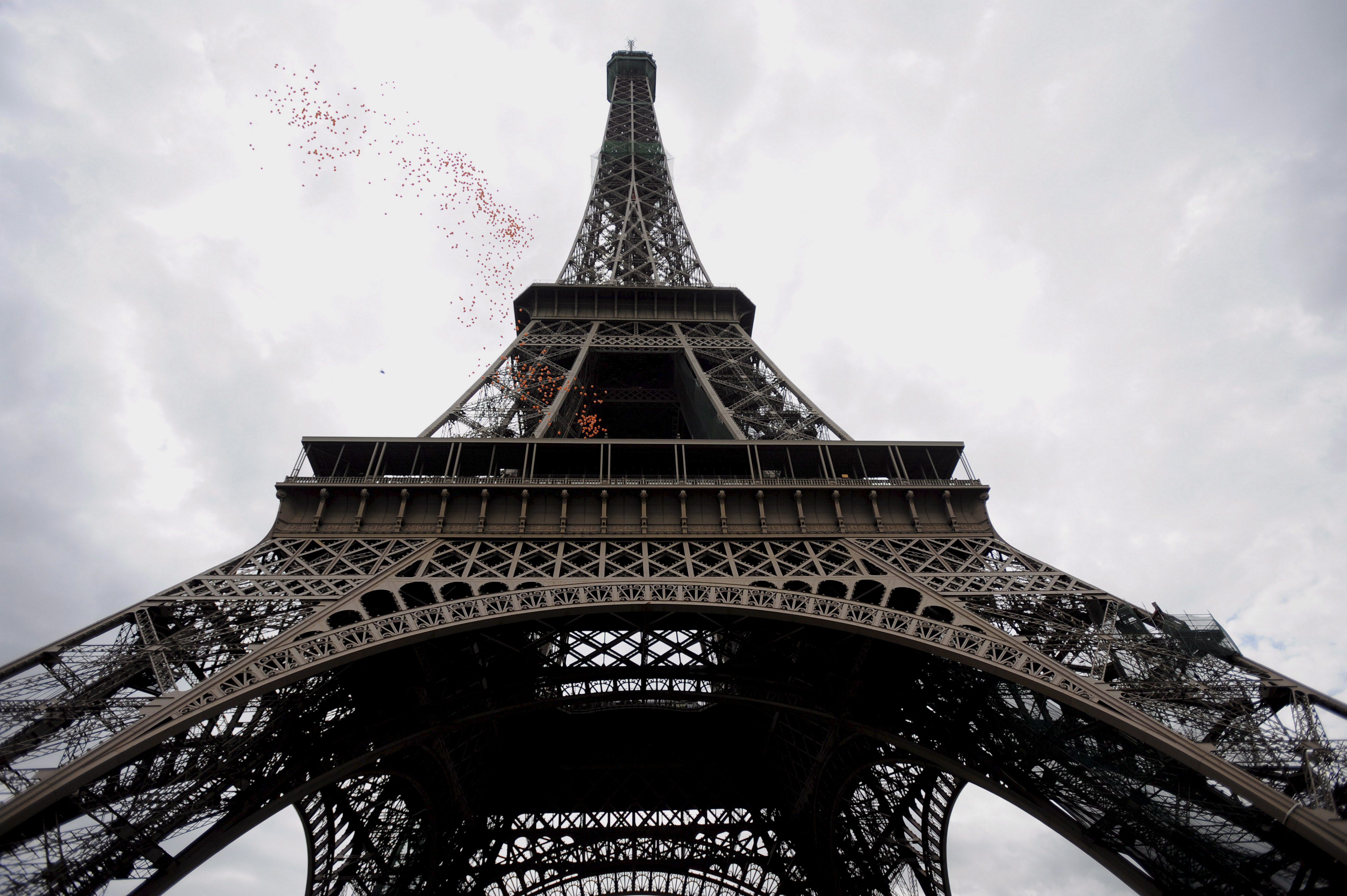 Se estima que cada año siete millones de turistas visitan la torre Eiffel.