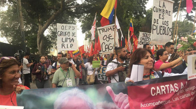 Mujeres, hombres, campesinos, indígenas y otras fuerzas sociales coreaban cantos de aliento a las luchas antimperialistas y a la unidad de los pueblos latinoamericanos.