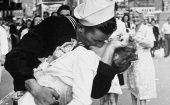 Fotografía tomada en Times Square, Nueva York, de un marinero besando fervorosamente a una enfermera en 1945.