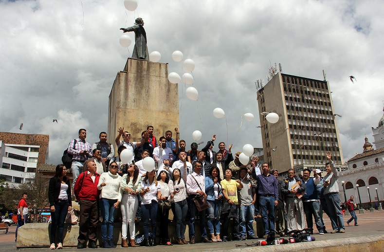 Colombian journalists release balloons in Plaza de Nariño de Pasto to demand that the governments of Ecuador and Colombia 