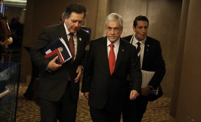 Chilean President Sebastian Piñera (C) spoke with his Haitian counterpart about Chile's immigration policy plans.