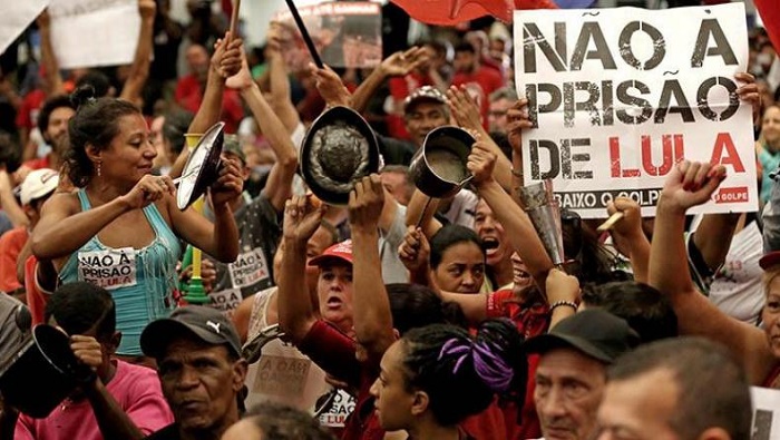 Miles de brasileños exigen la liberación de Luiz Inácio Lula da Silva, detenido tras un juicio sin pruebas.
