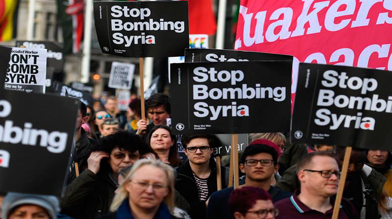 "Paren de bombardear a Siria", dice una de las pancartas de la protesta en Reino Unido, país cuyo gobierno fue parte del ataque.