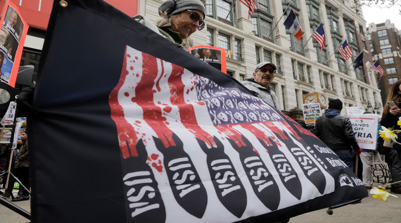 Una de las protestas de EE.UU. se llevó a cabo en Nueva York, donde usaron sus banderas como símbolos de muerte.