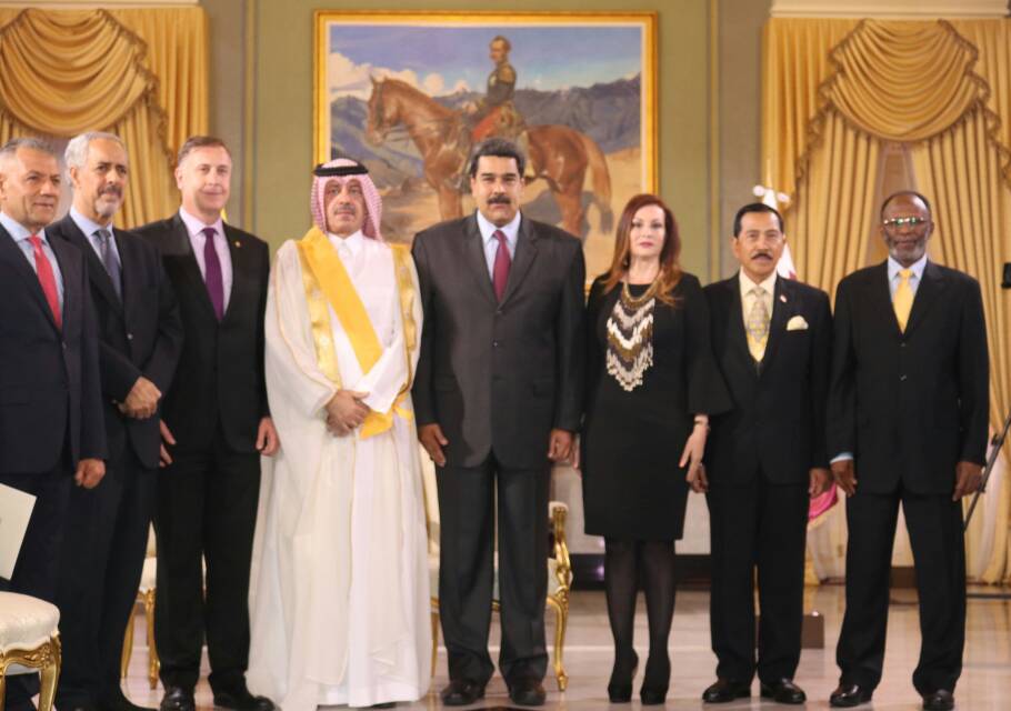 El presidente venezolano recibió los honores de países con los que mantiene altas relaciones bilaterales.