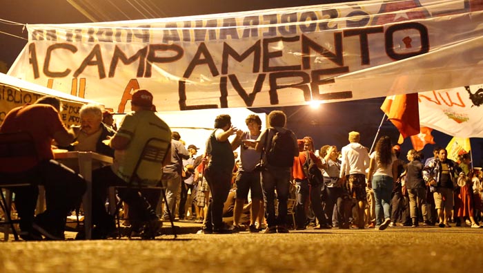 La población presente en el lugar reitera su rechazo a la prisión del expresidente y exigen el regreso de la democracia a Brasil.