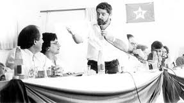 Tras la restauración de la democracia, el 10 de febrero de 1980 nace el mayor y más importante partido político de la redemocratización, el Partido de los Trabajadores (PT), con Lula como su presidente y fue inmediatamente apoyado e influenciado por intelectuales, religiosos, artistas, estudiantes y militantes de la lucha armada. 