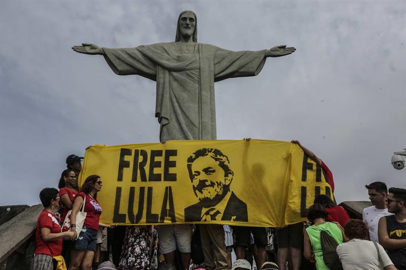 A pesar de su detención, Lula continúa liderando la intención de voto en Brasil.