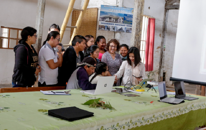 Beatrice Glow teaching an AR application development workshop at Casa Cruz, Museo Viviente Otavalango.