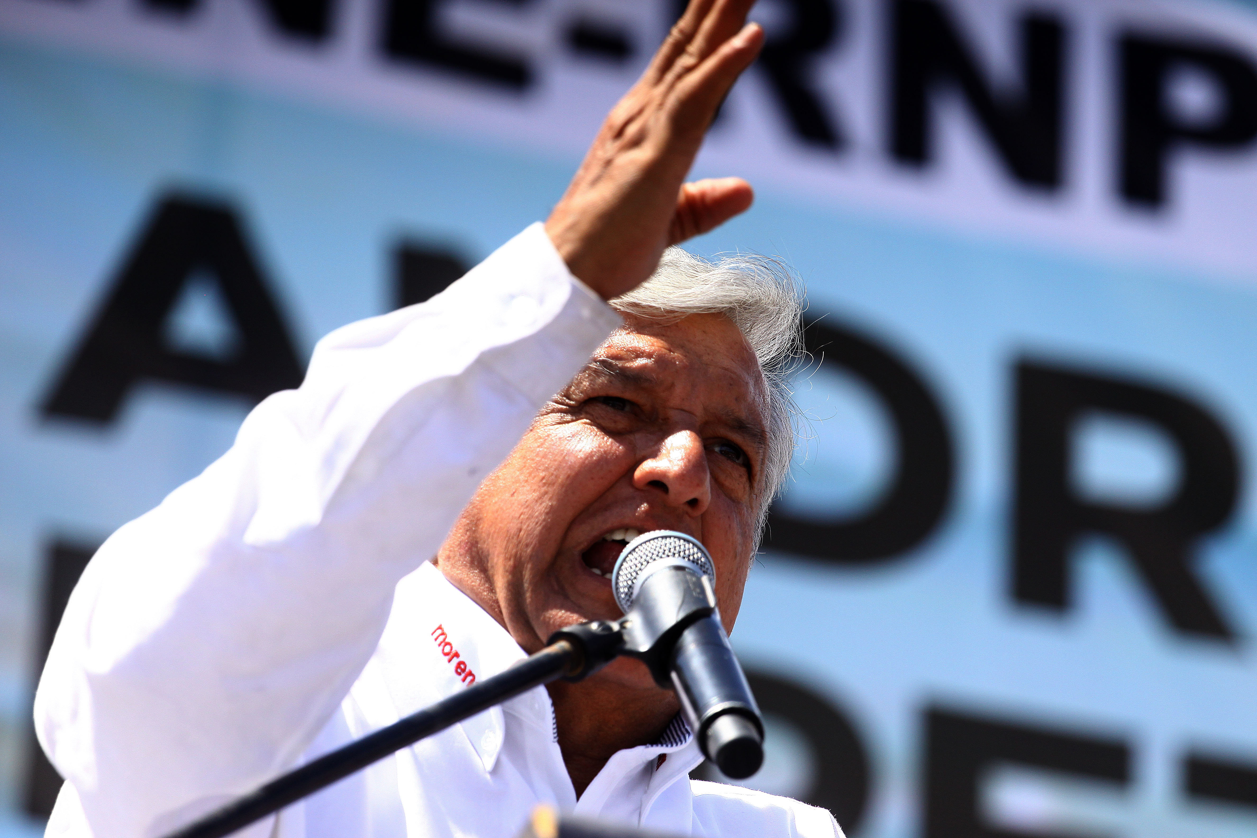 López Obrador ha ofrecido impulsar el campo, apoyar la educación y el empleo para jóvenes.