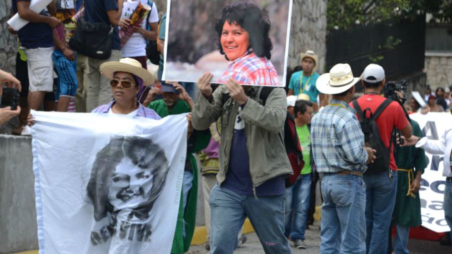 La ambientalista Berta Cáceres se oponía a la construcción en la represa en defensa a los derechos de la comunidad lenca que ahí habita.