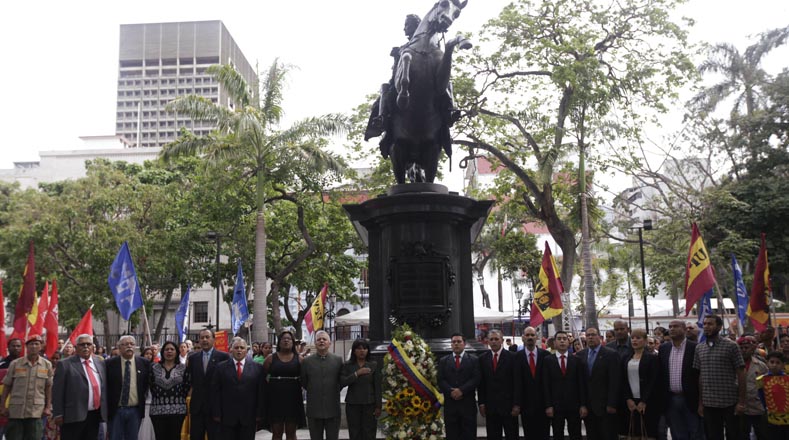 Posteriormente, las actividades continuaron en la plaza Bolívar de la capital con ofrendas florales ante la estatua del Libertador Simón Bolívar.