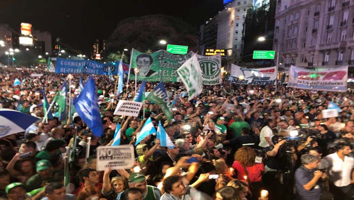 Desde el Congreso hasta el Obelisco cientos de argentinos marcharon con velas para protestar por el aumento en la electricidad.
