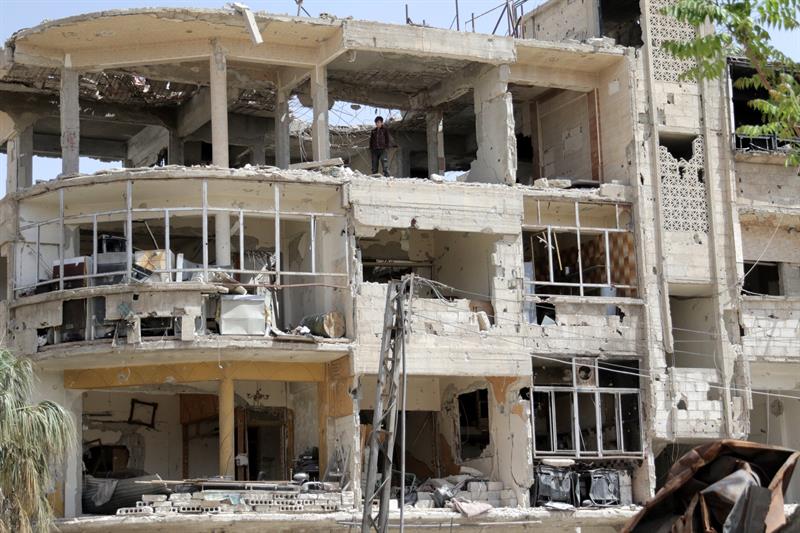 Tropas del Ejército sirio encontraron bombas de humo provenientes de Reino Unido y cloro alemán en la ciudad siria de Duma.