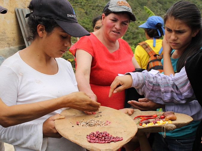 A woman from Barbas de Mono reserve displaying her traditional seeds to young women. Women play a key role in community organisation and conservation, addressing their communities’ needs and creating opportunities.
