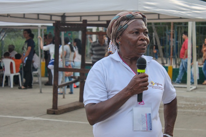 A woman from La Alsacia speaks about the history of their Community Council at the Festival of Rural and Urban Expressions in Bucaramanga in 2017.   La Alsacia is located in an area that was strongly affected by the armed conflict. Today, a ‘zona de transición’ is located very close to their territory. This is a space for ex-combatants from guerilla groups like FARC to give up their arms.   Although the community of La Alsacia is happy about the peace process they are concerned about repercussions in case the government does not live up to their promises in the peace accords. Any violence will greatly affect their ability to collectively govern their territory.  
