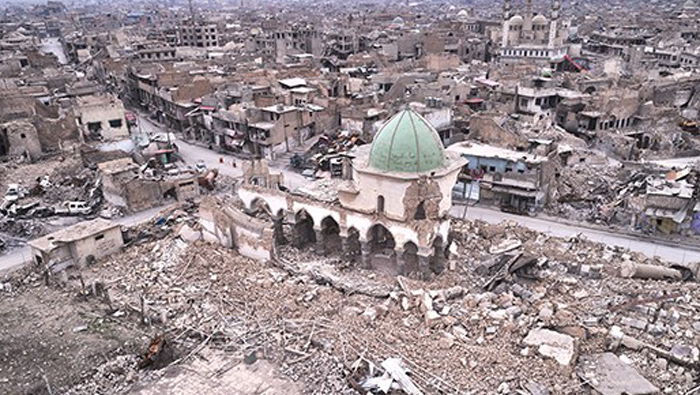 El autodenominado Estado Islámico (Daesh) destruyó la antigua mezquita junto con su minarete, sin embargo los terroristas dijeron que fue un bombardeo de EE.UU.