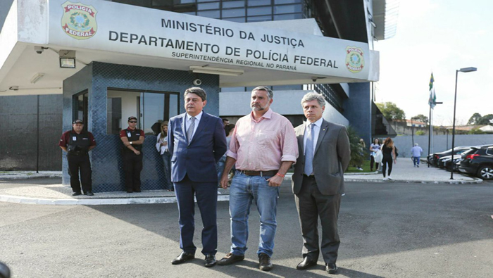 Los parlamentarios Paulo Pimenta, Paulo Teixeira y Wadih Damous iban a inspeccionar las dependencias de la prisión donde permanece Lula.