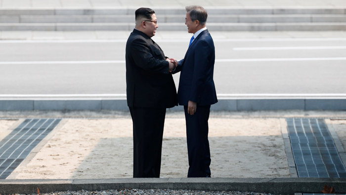 Moon Jae-in y Kim Jong-un iniciaron este viernes 27 de abril un histórico encuentro intercoreano en la aldea fronteriza de Panmunjom.