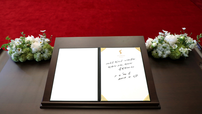 El líder norcoreano Kim Jong-un firmó un libro de visitas a su llegada a la Casa de la Paz en la aldea de tregua de Panmunjom dentro de la zona desmilitarizada que separa las dos Coreas. "Llegamos aquí con la sensación de que está comenzando una nueva  historia en el camino hacia la paz y la prosperidad", dijo.